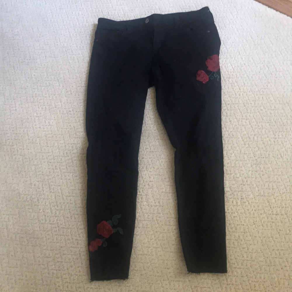 Black jean capris with design